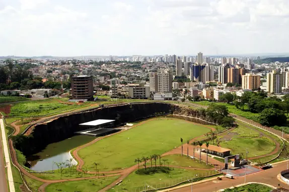 Vista aérea do Parque Raya no contexto urbano de Ribeirão Preto
